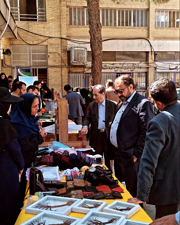 نمایشگاه موسسه توانگران در مدرسه شوریده شیرازی